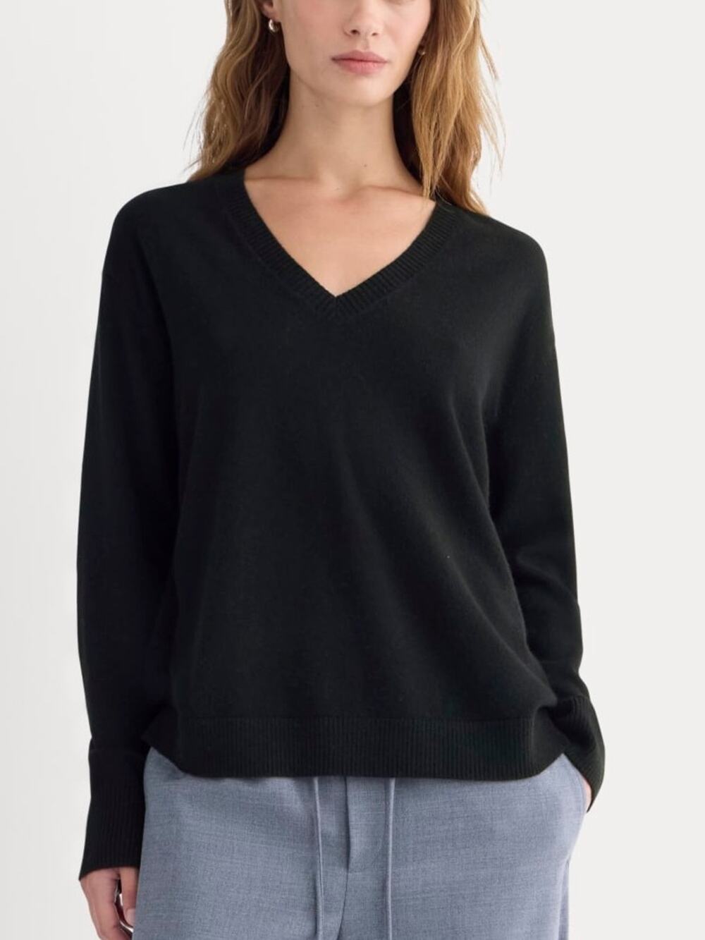 Everlane The Cashmere Relaxed V-Neck Sweater in black Size M